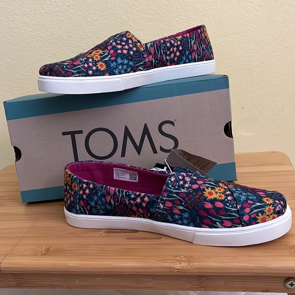 NWT TOMS Navy Print Ladies Size 11